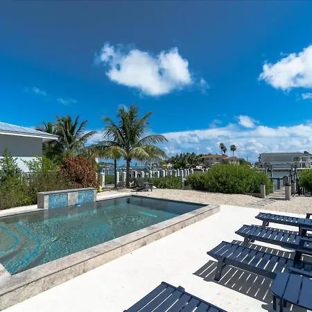 Paradise Palms - Luxury Waterfront Pool Home, 40' Dock